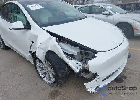 2023 Tesla Model Y Awd/Long Range Dual Motor All-Wheel Drive z USA, uszkodzony, nr VIN 7SAYGAEE2PF642162